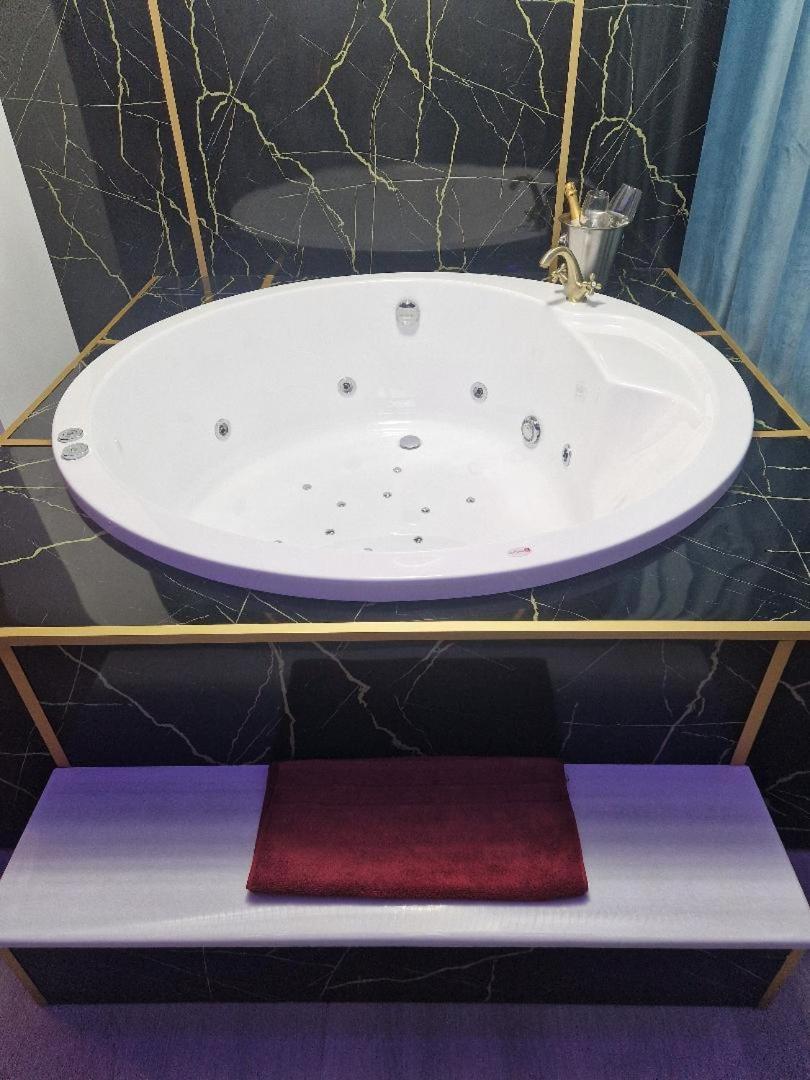 Апартаменты Afi Discret Jacuzzi Бухарест Экстерьер фото